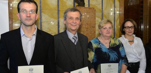 Dalšími finalisty ceny se stali řidička trolejbusu Květoslava Adamcová z Ostravy (druhá zprava) a Jan Rom a Petr Dřevikovský (vlevo), kteří zachránili posádku havarovaného auta. 