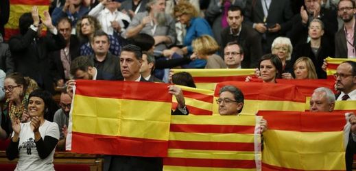 Členové Katalánské strany drží španělské a katalánské vlajky v parlamentu v Barceloně.
