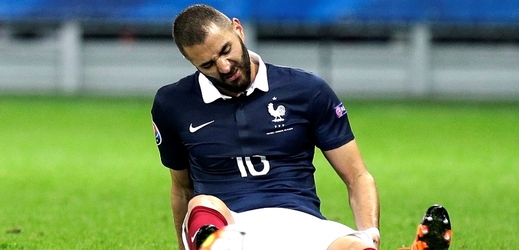 Francouzský útočník Karim Benzema doufá, že navzdory zapletení do aféry s vydíráním reprezentačního spoluhráče Mathieua Valbueny bude moci dál hrát za národní tým. 