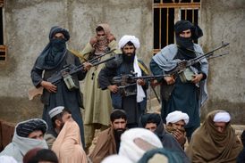 Bojovníci Talibanu. Boje v Afghánistánu ohrožují životy civilistů.