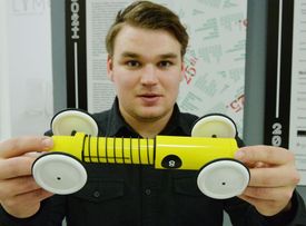 Tomáš Rejmon ukazuje další svůj návrh natahovacího autíčka.