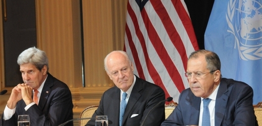 Mírová jednání ve Vídni. Zleva ministr zahraničí USA John Kerry, diplomat Staffan de Mistura a ruský ministr zahraničí Sergei Lavrov.