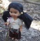 Příklad malé panenky z jiné série, než jsou Bratz. Většinou mají hračky zapletené vlasy do copů nebo culíků. Jejich barevnost autorka nijak nemění, když se najde panenka původně s barevným melírem, tak ji například rozčeše a nasadí jí pletenou čepici. 