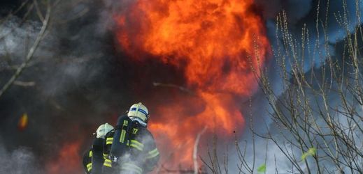 Požár po výbuchu v továrně v Turnově. 