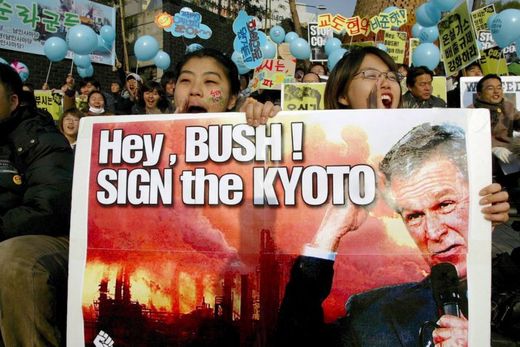 Už George Bush, exprezident USA měl ke Kjótskému protokolu velice odmítavý postoj s tím, že ekonomiké cíle USA jsou přednější.