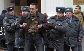 Policisté zatýkají jednoho z aktivistů ruské Nacionálně bolševické strany (NBP). Demonstrace proběhla v Moskvě před sídlem strany Jednotné Rusko, jež podporuje současného prezidenta Vladimira Putina. Březen, 2004.