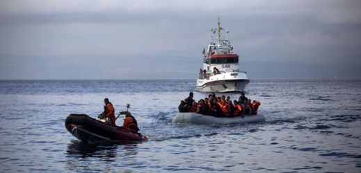 Příslušníci pohraniční bezpečnostní agentury EU Frontex vytahují člun s migranty u vesnice Skala Sikaminias na severovýchodním řeckém ostrově Lesbos.
