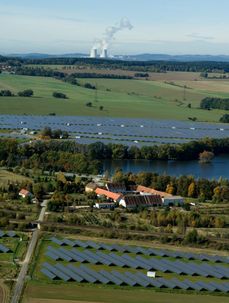 Jihočeská solární elektrárna Ševětín na leteckém snímku. V pozadí je elektrárna Temelín.