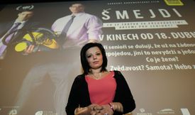 Dokumentární film Silvie Dymákové (na snímku) z roku 2013 Šmejdi pojednává o předváděcích zájezdech a akcích, na kterých se pochybné firmy dopouštějí nekalých praktik na seniorech.