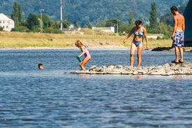 Lidé se v řece Labi na Střekovském nábřeží v Ústí nad Labem v letních měsících běžně koupají.