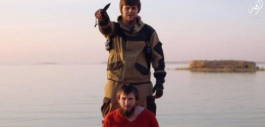 Snímek z videa IS, kde byl zabit muž z Čečenska.