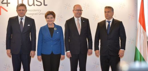 Premiéři zemí visegrádské čtyřky zleva Robert Fico (Slovensko), Beata Szydlová (Polsko), Bohuslav Sobotka (ČR) a Viktor Orbán (Maďarsko).