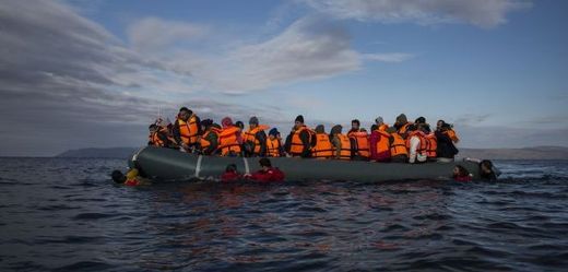 Migranti plují k pobřeží Řecka, odkud míří dál do Evropy.