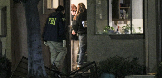 FBI v domě střelců v Kalifornii.