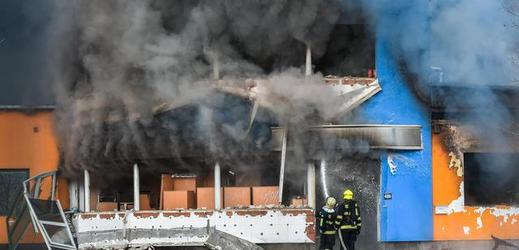 Požár v turnovské továrně má dvě oběti.