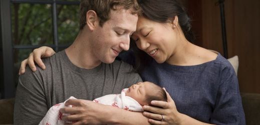 Mark Zuckerberg se svou ženou a dítětem.