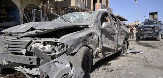 Vrak auta po výbuchu ve městě Ramádí.
