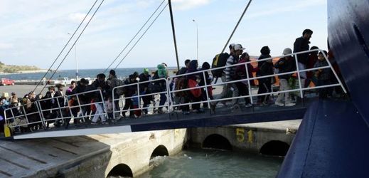 Běženci cestující z Turecka na řecký ostrov Lesbos.