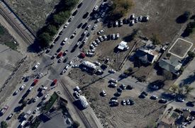 Dopadení střelců v Kalifornii. Pohled z vrtulníku na policejní zátarasy.