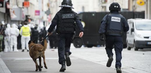 Policejní zásah na severním pařížském předměstí Saint-Denis.