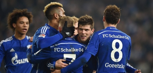 Fotbalisté Schalke oslavují gól.