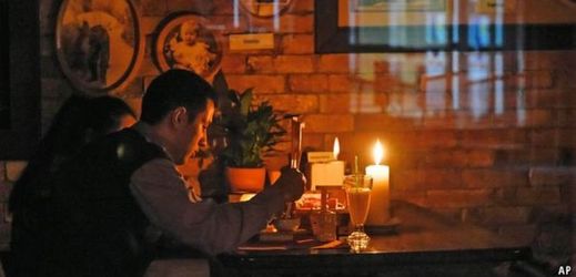 Obyvatelé Krymu tráví večery při svíčkách.
