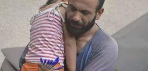 Syrský uprchlík prodával propisky s dcerou na rameni.