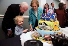 Bývalý prezident Jimmy Carter oslavuje své 90. narozeniny v kruhu nejbližších. Na snímku s vnukem Errolem a bývalou první dámou Rosalynn Cart.