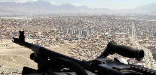 V pozadí hlavní město Afghánistánu, Kábul.