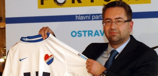 Vedení fotbalistů Baníku Ostrava v reakci na spekulace o prodeji majoritního podílu v klubu v pondělí uvedlo, že současný šéf Petr Šafarčík v lednu opustí funkci předsedy představenstva.