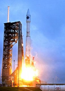 Odpálení rakety Atlas V. na mysu Canaveral na Floridě.