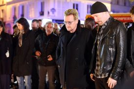 Zpěvák Bono Vox a kytarista The Edge po útocích v Paříži.