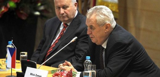 Prezident Miloš Zeman (vpravo) při návštěvě v Ústeckém kraji.