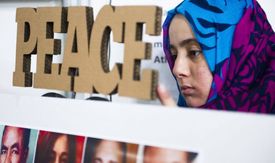 Muslimská dívka truchlící za oběti nedávné střelby v San Bernardinu v Kalifornii.