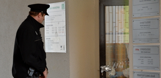 Neznámý muž ubodal 25. května mladou ženu v knihovně v Horní Bříze na Plzeňsku. Pachatel z místa činu utekl, ale policie ho zhruba po půlhodině dopadla. Na snímku vchod do knihovny.