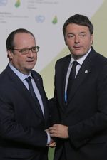 Na premiéře nebude chybět ani italský premiér Matteo Renzi (vpravo) na snímku s Francoisem Hollandem.