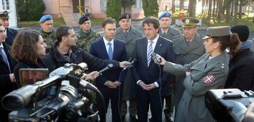 Bratislav Gašič (uprostřed) v komunikaci s médii nebyl dvakrát úspěšný. Za výrok o novinářce musí opustit místo.