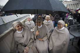 Sestry čekají na náměstí před bazilikou svatého Petra ve Vatikánu na zahájení slavnostní mše u příležitosti otevření Svaté brány, kterou formálně započne Svatý rok milosrdenství.