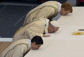 Papež František na začátku slavnosti sloužil mši svatou.