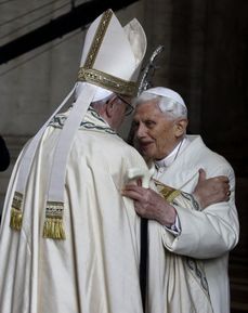 Setkání emeritního papeže Benedikta XVI. (vpravo) a papeže Františka v bazilice svatého Petra ve Vatikánu během obřadu, kterým formálně započal Svatý rok milosrdenství.
