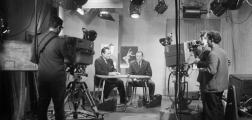 Televizní studio Ostrava, rok 1966. Hlasatelé Zbyněk Průša a Ivan Šedivý a kameramané Jiří Vrožina a Oldřich Klásek.