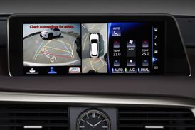 Moderní systémy umožňují řidiči sledovat na displeji situaci kolem vozu.