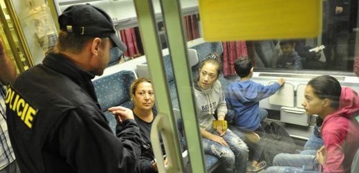 Na snímku policisté v noci na 4. září vyprovázejí do nočního vlaku na vlakovém nádraží hraničního přechodu Břeclav osm Syřanů. Rodina s dětmi má namířeno do Berlína.