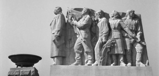 Pohled na pomník J.V.Stalina, který byl odhalen na pražské Letné roku 1955 pod heslem „Svému osvoboditeli – československý lid“. Jeho autorem je Otakar Švec. Zbourán byl v listopadu roku 1962 a vysloužil si též posměšné jméno Fronta na maso.