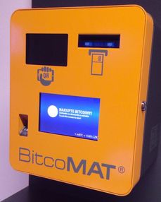Plzeňský bankomat pro elektronickou měnu Bitcoin. Plzeň je po Praze druhým českým městem, kde lze Bitcoin tímto jednoduchým způsobem koupit.