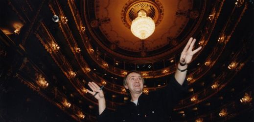 Na snímku režisér Ivan Rajmont na prknech Stavovského divadla. Rok 2005.