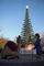 Osm metrů vysoký vánoční strom vytvořený z lego kostiček stojí v britském Legolandu. Na špičce stromu se nachází téměř sedmikilový anděl, který je také sestavený z lega.