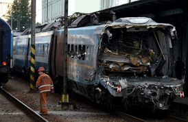 Vlaková souprava po nehodě na přejezdu ve Studénce v červenci.