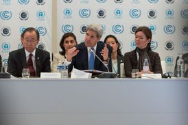 John Kerry (uprostřed) na Pařížské konferenci o klimatu.