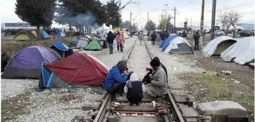 Migranti z tábora na hranicích Řecka s Makedonií.